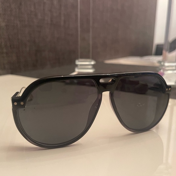 Sunglass Dior rarely used Has the original box and lens cleaning cloth closed. - Picture 4 of 6